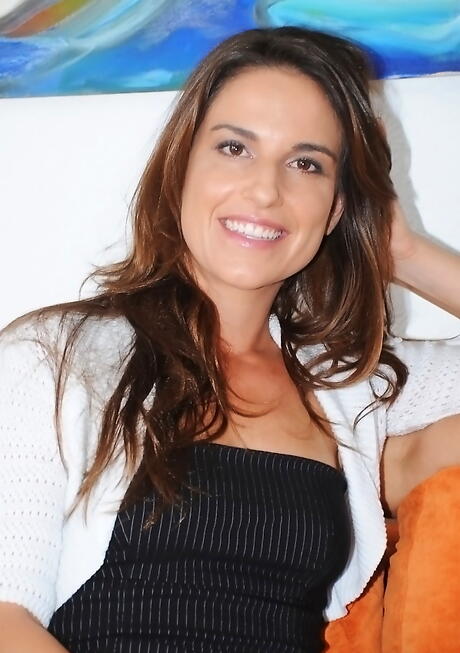 Gracile milf Violet showing tiny tits and hot butt 