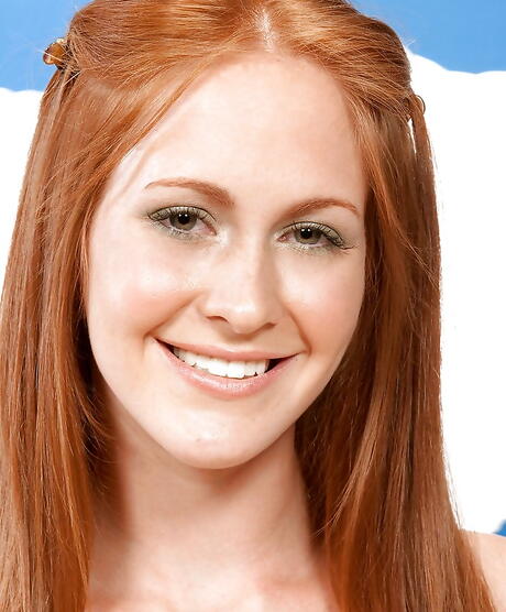 Deluxe american hottie Amber Swift showing her ass 