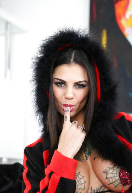 Slim american teen Bonnie Rotten denudes big knockers and hot butt 