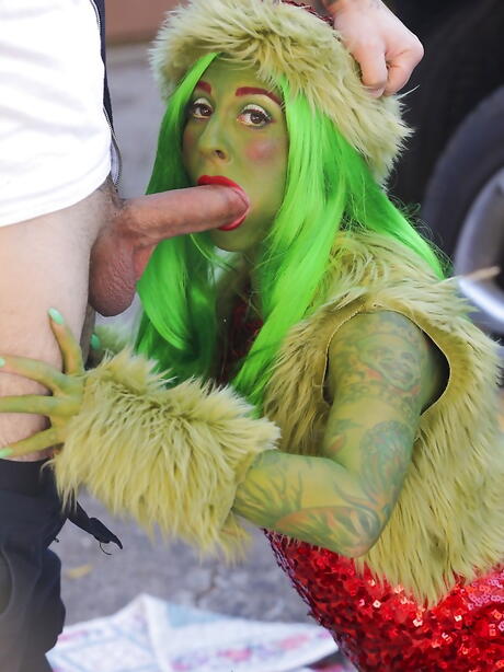 Sultry american milf Joanna Angel sucks on big shaft outside